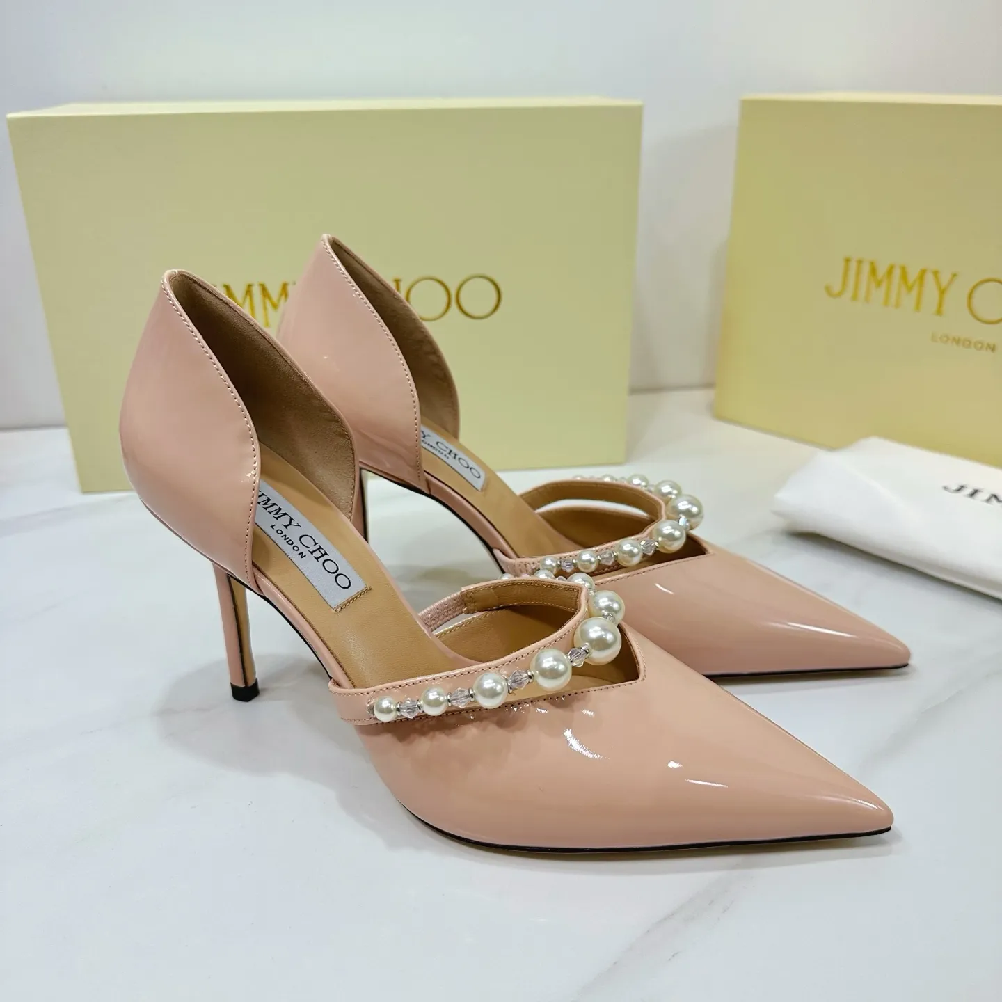 👟👟Ex-factory price 620👟👟 JIMMY CHOO (Jimmy CHOO) 💝💝💝 is a very comprehensive noble fashion lifestyle brand, with a series of women's high-heeled, medium-heeled, flat-heeled sandals with the same straps from major fashion bloggers and celebrities in Hong Kong and the United States.  The Australian pointed toe, round toe and square toe series are simply beautiful. Fall in love with elegance and playful sense of the future. Just by looking at them, you want to own them immediately, but you can really think about a pair of exquisite high heels~~~~~~~~~~~~~~~~~ 💝This series is specially designed for extraordinary and indifferent ladies, thus creating a unique overall effect, Jimmy Choo Design products that inspire women to move forward and show their charm💝💝💝 1⃣️Material: Imported patent leather 2⃣️Inner: Imported Italian lambskin, super soft and delicate 3⃣️Outsole: Imported Italian original original color genuine leather outsole Heel height 8.5 4⃣️Code number: 35 to 39 (34.40.41.42. Customized)